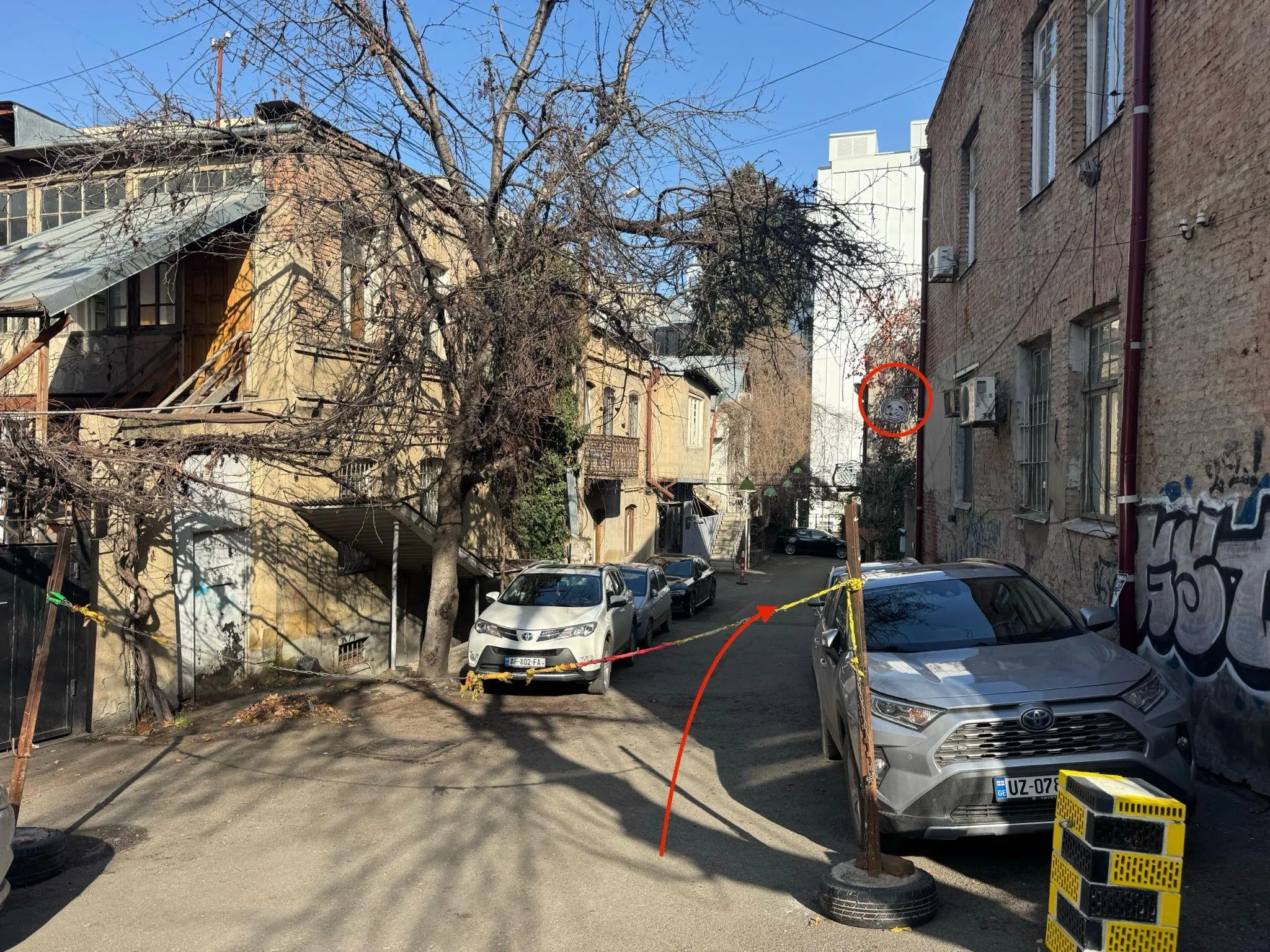 Переулок сбоку от здания